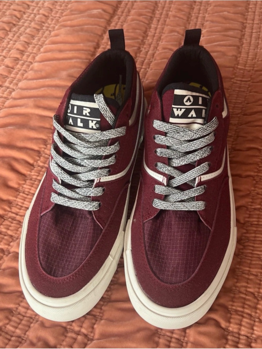 Airwalk Men’s Maroon and White Low-Top Sneakers